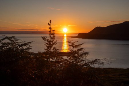 Foto de Puesta de sol desde Calgary hacia Treshnish, Isla de Mull, Hébridas Interiores, Escocia, Reino Unido - Imagen libre de derechos