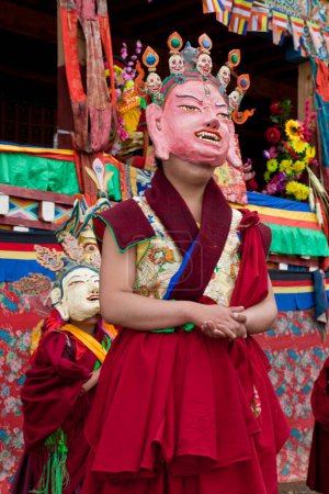 Téléchargez les photos : Danseurs masqués au monastère bouddhiste tibétain de Wachuk (Bon sect) nr Xinlong, Sichuan, Chine - en image libre de droit