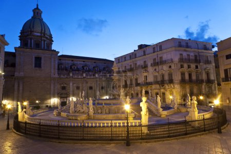 Téléchargez les photos : La fontaine prétorienne de Piazza Pretoria et la mairie de Palerme en Sicile, Italie - en image libre de droit