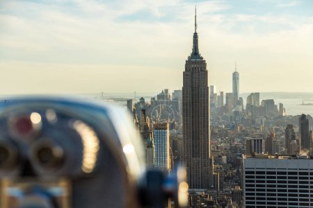Foto de Coin operated telescope and view to Empire State Building & Manhattan, New York, USA - Imagen libre de derechos