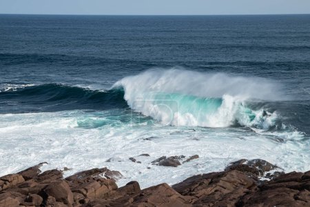 Téléchargez les photos : St. John's, Terre-Neuve, Canada 27.09.2023 Big wave View to Cape bay from Cape Spear - en image libre de droit