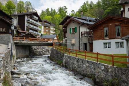 Leukerbad, Schweiz 28.05.2023 - Leukerbad Dorf Dala Fluss und Brücke Blick