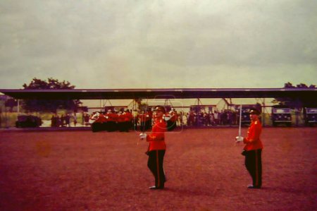 Foto de Oficiales del ejército británico portando espadas en un evento del Día de la Independencia en Accra, Ghana, c. 1959 - Imagen libre de derechos
