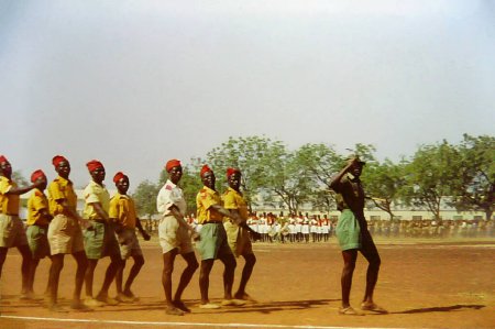 Foto de Hombres de la Brigada de Constructores del Ejército de Ghana en un desfile del Día de la Independencia el 6 de marzo de 1959 - Imagen libre de derechos