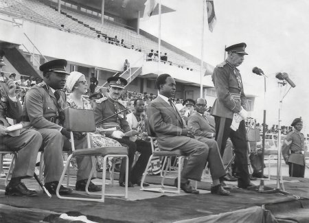 Téléchargez les photos : Major-général Victor Paley, Commandant en chef des forces armées ghanéennes lors d'un défilé à Acca, au Ghana, en mars 1959 - en image libre de droit