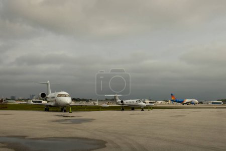 Foto de Private jets on the tarmac at Fort Lauderdale-Hollywood International Airport in Florida, USA - Imagen libre de derechos