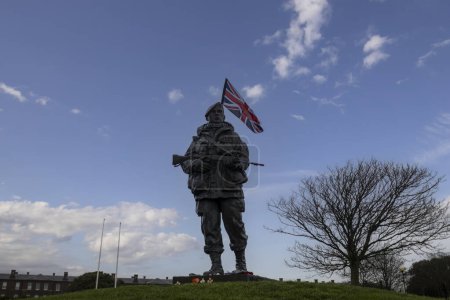 Foto de "The Yomper" statue outside the Royal Marines Museum in Southsea, Hampshire, UK - Imagen libre de derechos