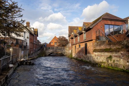 Téléchargez les photos : The Weirs river walk in Winchester, Hampshire, UK - en image libre de droit