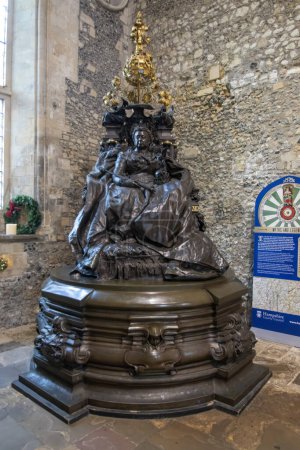 Foto de The statue of Queen Victoria in the Great Hall in Winchester, Hampshire, UK - Imagen libre de derechos