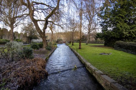 Téléchargez les photos : The Weirs river walk in Winchester, Hampshire, UK - en image libre de droit