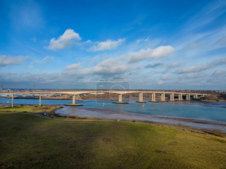 Téléchargez les photos : Une vue en angle élevé du pont Orwell près d'Ipswich, Suffolk, Royaume-Uni - en image libre de droit