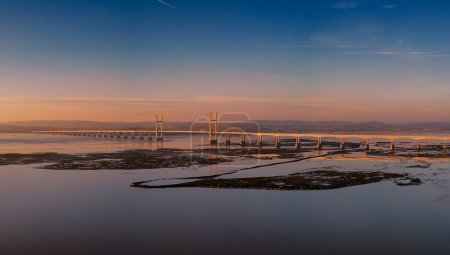Téléchargez les photos : Le pont Severn au coucher du soleil dans le Gloucestershire, Royaume-Uni - en image libre de droit