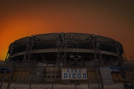 Foto de Un cielo anaranjado sobre el estadio Diego Armando Maradona, sede del S.S.C. Napoli en Nápoles, Italia - Imagen libre de derechos
