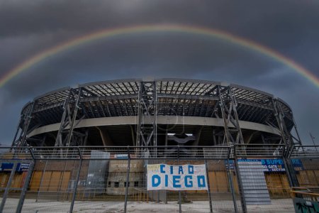Foto de Un arco iris sobre el estadio Diego Armando Maradona, sede del S.S.C. Napoli en Nápoles, Italia - Imagen libre de derechos