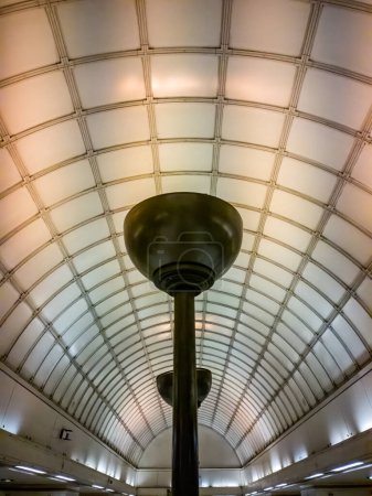 Téléchargez les photos : L'intérieur de la station de métro Gants Hill à Londres, Royaume-Uni - en image libre de droit