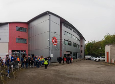 Foto de Partidarios esperando para saludar a los jugadores en Fleetwood Town FC en Lancashire, Reino Unido - Imagen libre de derechos