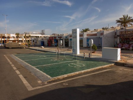 Téléchargez les photos : Points de recharge des véhicules électriques dans un parking dans la baie de Naama, Sharm el Sheikh, Egypte - en image libre de droit