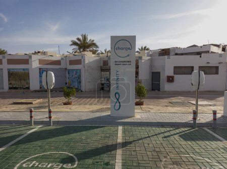 Téléchargez les photos : Points de recharge des véhicules électriques dans un parking dans la baie de Naama, Sharm el Sheikh, Egypte - en image libre de droit