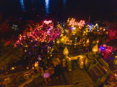 Téléchargez les photos : Les couleurs vibrantes d'un café à flanc de colline la nuit à Hadaba, Charm el Cheikh, Egypte - en image libre de droit