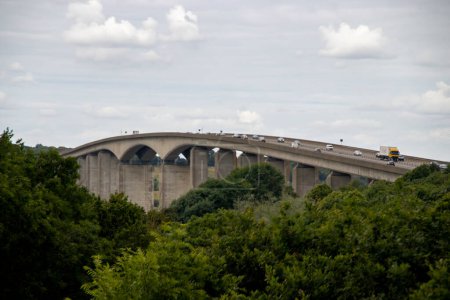 Téléchargez les photos : Trafic traversant le pont Orwell près d'Ipswich, Suffolk, Royaume-Uni - en image libre de droit