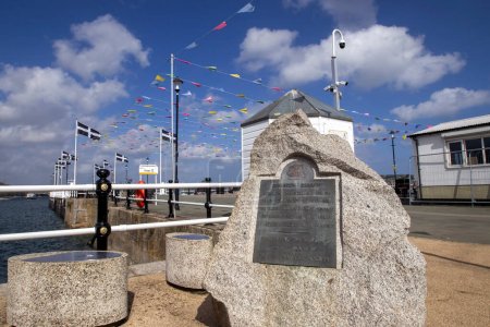 Téléchargez les photos : Le mémorial aux hommes qui ont pris part à l'opération Chariot pendant la Seconde Guerre mondiale, sur la jetée Prince of Wales à Falmouth, Cornouailles, Royaume-Uni - en image libre de droit