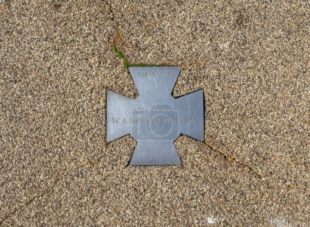 Téléchargez les photos : Le Matelot de 2e classe Savage a reçu une Croix de Victoria en 1942 et est commémoré par cette plaque à Falmouth, Cornwall, Royaume-Uni. - en image libre de droit