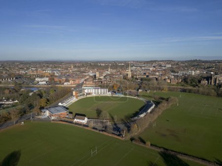 Téléchargez les photos : Vue aérienne du terrain de cricket New Road à Worcester, Worcestershire, Royaume-Uni - en image libre de droit