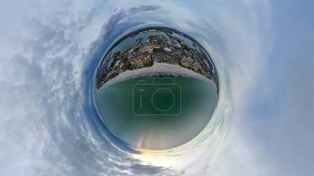 Téléchargez les photos : Une petite planète vue aérienne du front de mer à Madeira Beach en Floride, États-Unis - en image libre de droit