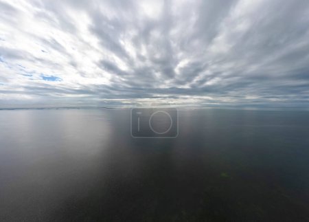 Foto de Una vista aérea de las nubes y el mar al norte de Tampa en Florida, EE.UU. - Imagen libre de derechos