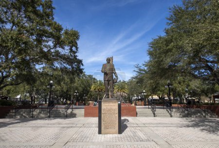 Téléchargez les photos : Une statue de l'ancien maire Nick Nuccio à Ybor City, Floride, États-Unis - en image libre de droit