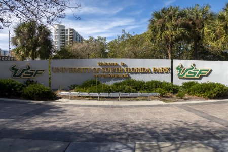 Foto de The University of South Florida Park by the Tampa Riverwalk in Florida, Estados Unidos - Imagen libre de derechos