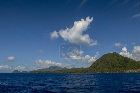 Le littoral reculé de l'île caribéenne de la Dominique