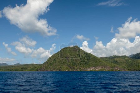 Le littoral reculé de l'île caribéenne de la Dominique