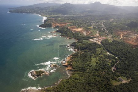 Eine Luftaufnahme der Küste von Dominica