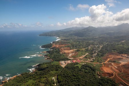 Eine Luftaufnahme der Küste von Dominica