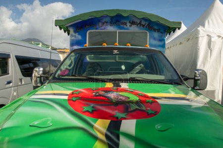 Téléchargez les photos : Un petit camion arborant le drapeau national à Roseau, Dominique - en image libre de droit