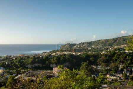 Téléchargez les photos : Vue en bas des collines sur Roseau en Dominique - en image libre de droit