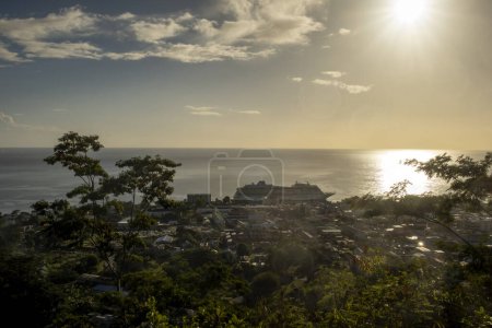 Mirando desde las colinas hacia Roseau en Dominica