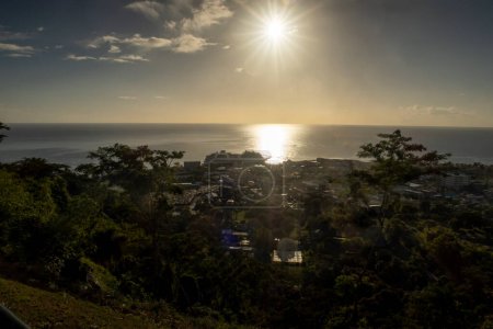 Blick von den Hügeln auf Roseau in Dominica
