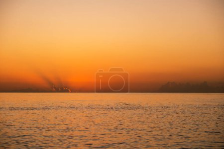 Téléchargez les photos : Un magnifique coucher de soleil orange à Roseau, Dominique - en image libre de droit