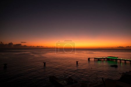 Una magnífica puesta de sol naranja en Roseau, Dominica