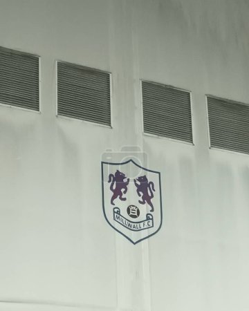 Téléchargez les photos : Une ancienne version de la crête du Millwall Football Club au New Den à Londres, Royaume-Uni - en image libre de droit