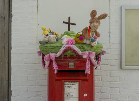 Téléchargez les photos : Une boîte aux lettres sur le thème de Pâques à Claydon, Suffolk, Royaume-Uni - en image libre de droit