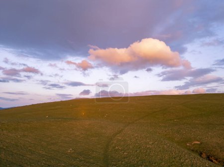 Salida del sol detrás de las colinas con vistas a Keswick en Cumbria, Reino Unido