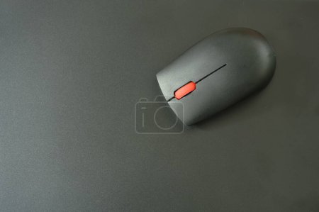 Téléchargez les photos : Souris d'ordinateur grise sur fond d'ordinateur portable noir - en image libre de droit