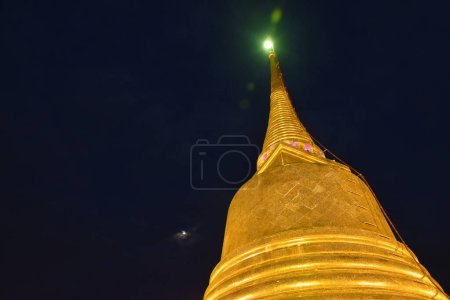 Foto de Pagoda con luna en el cielo en la ubicación de viaje templo de montaña de oro en Tailandia - Imagen libre de derechos