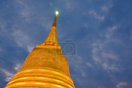 Foto de Pagoda en el cielo del atardecer en la ubicación de viaje templo de montaña de oro en Tailandia - Imagen libre de derechos