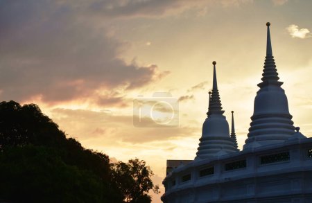 Foto de Pagoda blanca al atardecer en Wat Prayurawongsawas Warawihan en Tailandia - Imagen libre de derechos