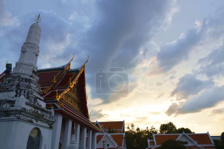 Foto de Iglesia al atardecer en Wat Prayurawongsawas Warawihan en Tailandia - Imagen libre de derechos