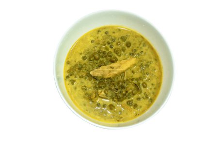 Téléchargez les photos : Feuille d'arbre Cassia bouillie ou gousse de cuivre thaïlandaise avec poisson maquereau grillé dans du lait de coco et soupe au curry sur bol - en image libre de droit